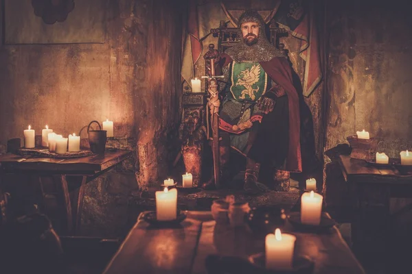 Gamla medeltida kung på tronen i gamla slottet interiören. — Stockfoto