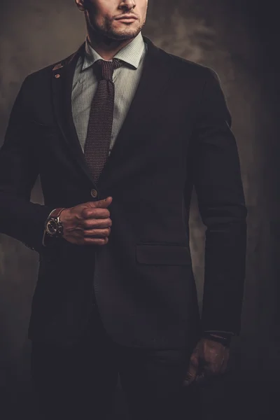 Ernster, gut gekleideter hispanischer Mann — Stockfoto