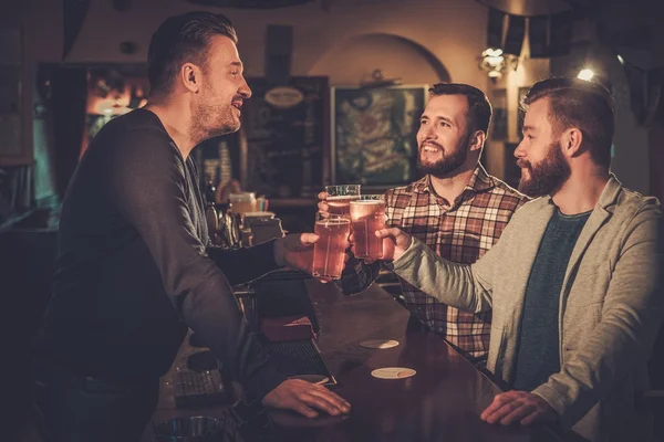 Velhos amigos se divertindo e bebendo cerveja rascunho — Fotografia de Stock