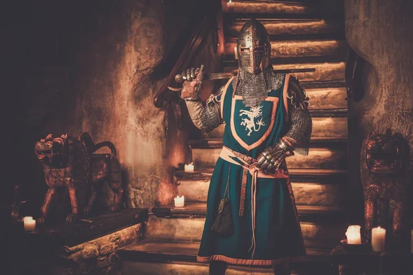 Mittelalterlicher Ritter auf der Wache — Stockfoto