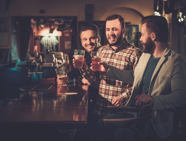 Alte Freunde haben Spaß und trinken Bier vom Fass — Stockfoto