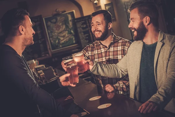 Staří přátelé zábava a pití točené pivo — Stock fotografie