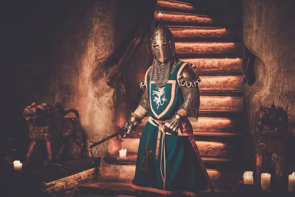 Chevalier médiéval sur ses gardes — Photo