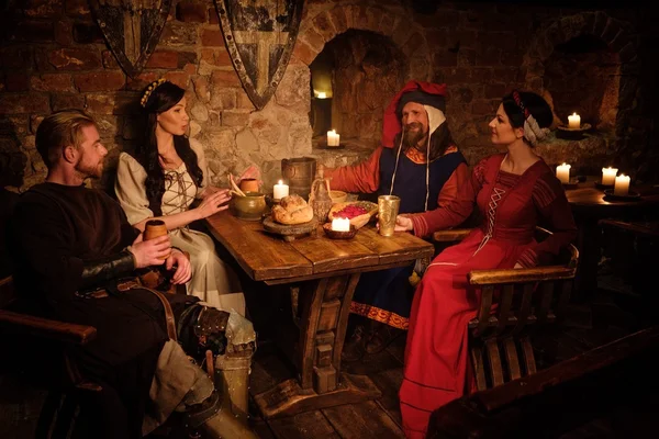 La gente medieval come y bebe —  Fotos de Stock