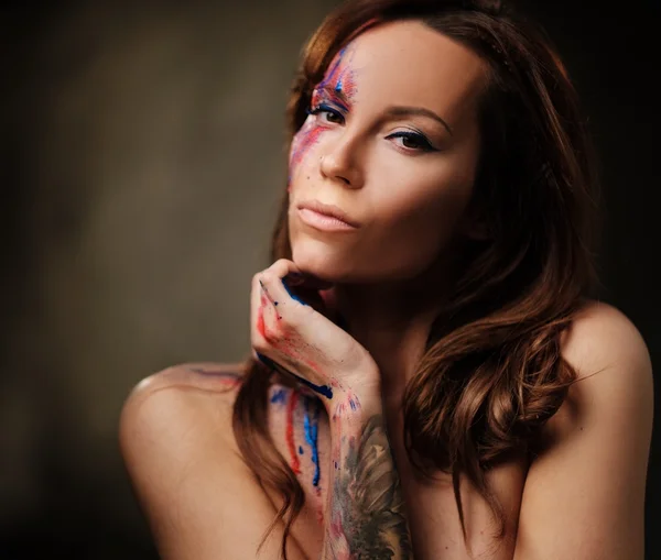 Žena s kreativní barevný make-up — Stock fotografie