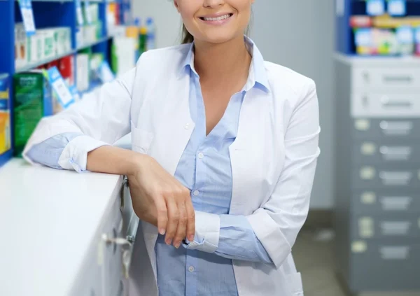 Pharmacien femme faisant son travail en pharmacie . — Photo