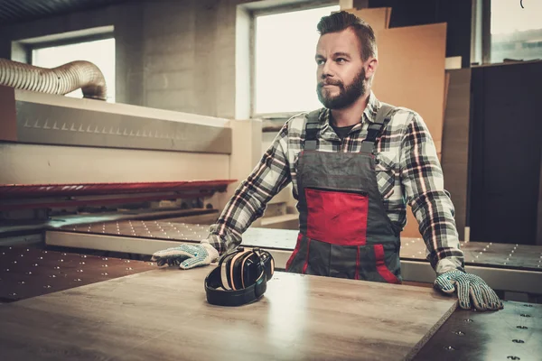 Falegname che fa il suo lavoro — Foto Stock