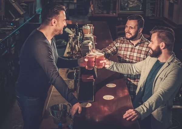 Eski arkadaşlar eğlenmeye ve fıçı bira içme — Stok fotoğraf