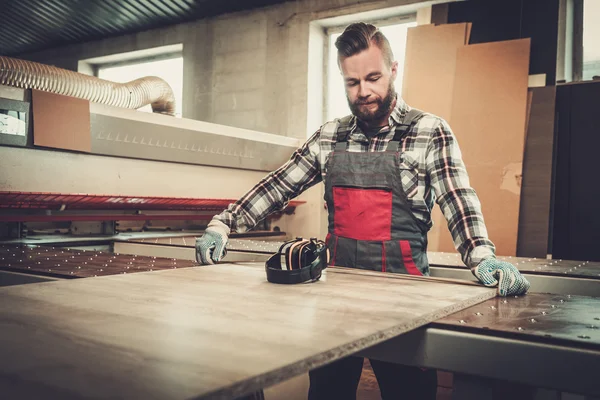 Schreiner macht seinen Job — Stockfoto