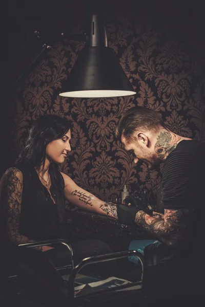 Professional tattoo artist makes a tattoo — Stock Photo, Image