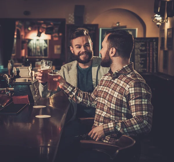 Alte Freunde haben Spaß und trinken Bier vom Fass — Stockfoto