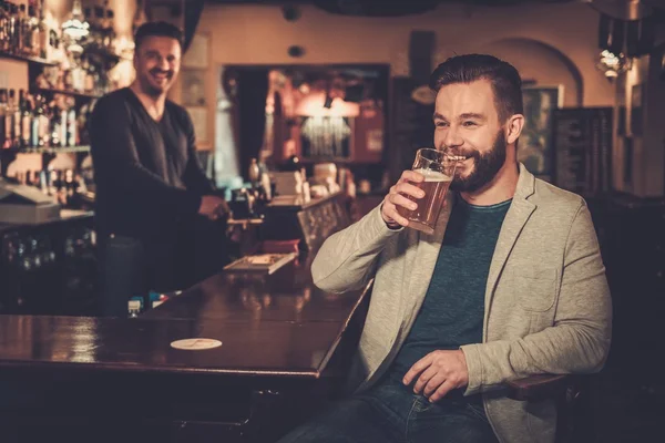 Elegante uomo che paga per la birra in contanti euro al barista nel pub . — Foto Stock