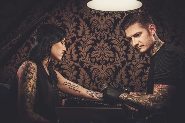 Professionele tattoo artiest maakt een tattoo — Stockfoto