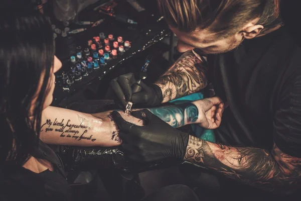 Professional tattoo artist makes a tattoo — Stock Photo, Image