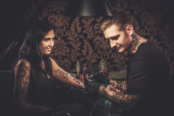 Profissional tatuagem artista faz uma tatuagem — Fotografia de Stock