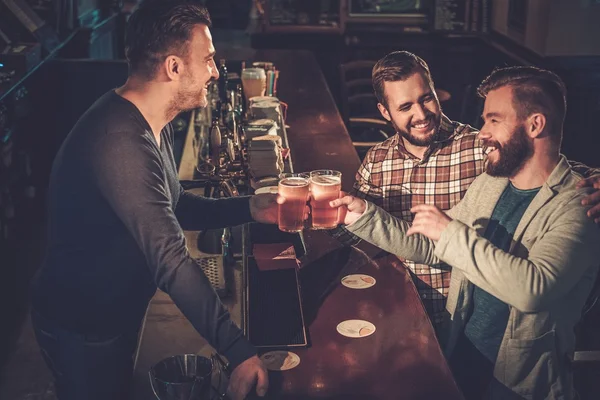 Velhos amigos se divertindo e bebendo cerveja rascunho — Fotografia de Stock