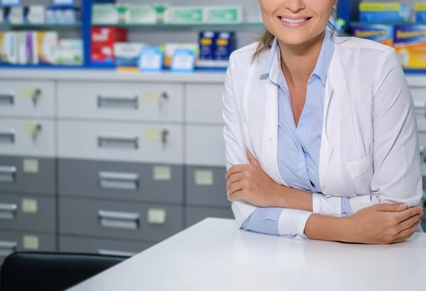 Pharmacien femme faisant son travail en pharmacie . — Photo