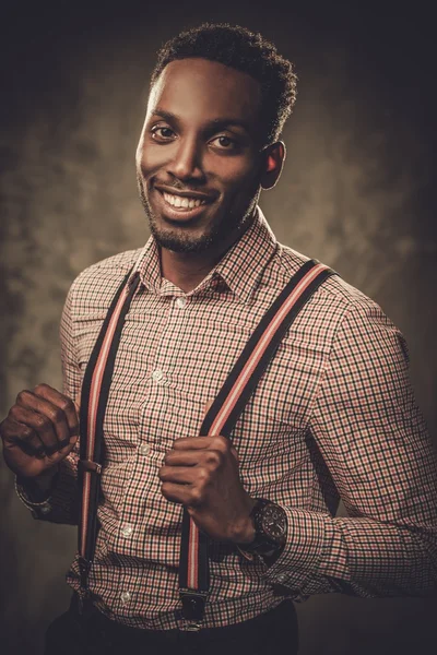 Стильный молодой черный мужчина с подтяжками — стоковое фото