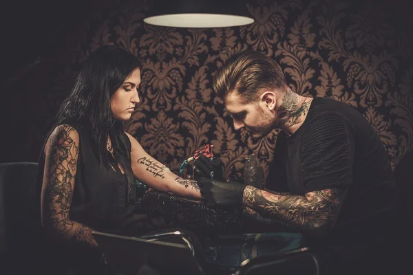 Professionell tatuerare gör en tatuering — Stockfoto