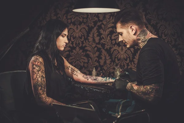 Profesjonalny tatuażysta robi tatuaż — Zdjęcie stockowe