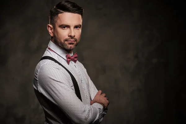 Uomo elegante con papillon — Foto Stock