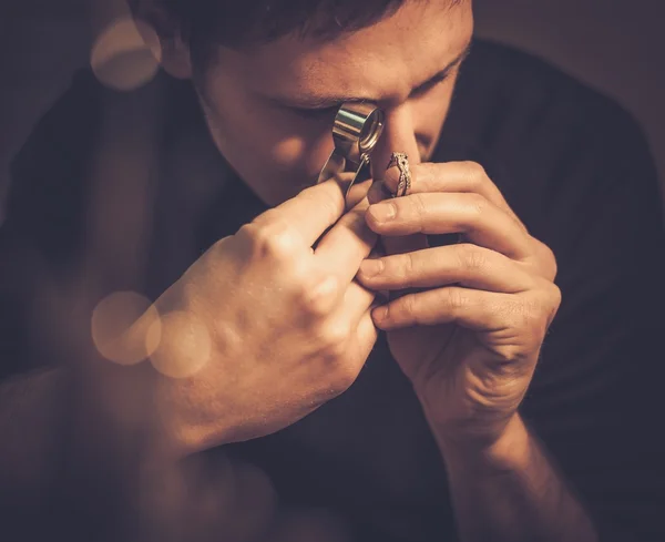 Portrait d'un bijoutier lors de l'évaluation des bijoux . — Photo