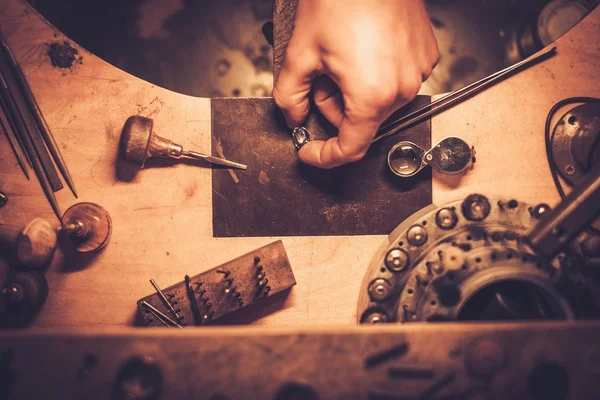 Área de trabalho para fabricação de jóias artesanais — Fotografia de Stock