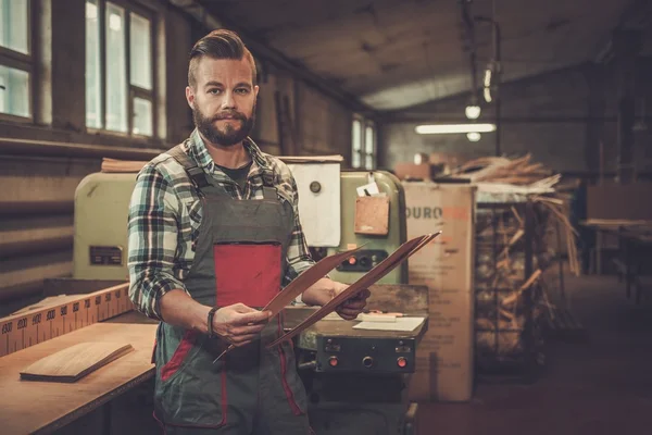 Falegname che fa il suo lavoro — Foto Stock