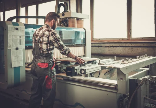 Carpenter wykonuje swoją pracę — Zdjęcie stockowe