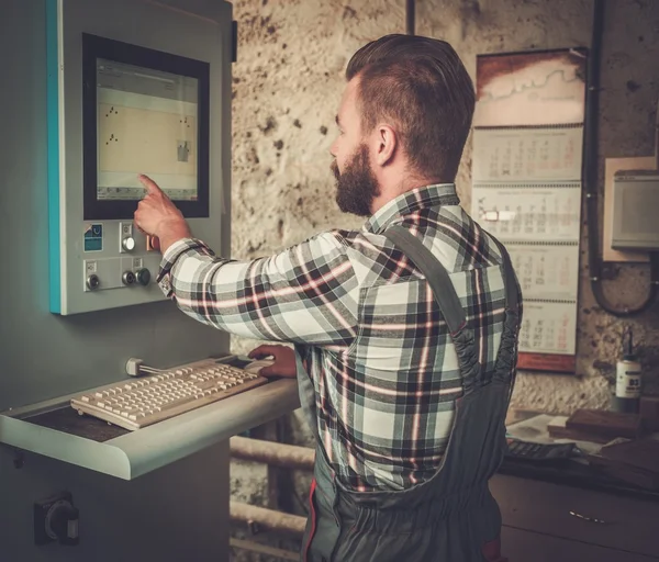 Carpinteiro fazendo seu trabalho — Fotografia de Stock