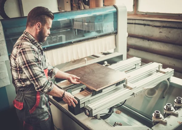 Schreiner macht seinen Job — Stockfoto