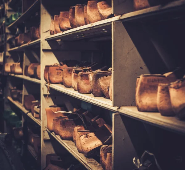 Olika av vintage trä sko varar — Stockfoto
