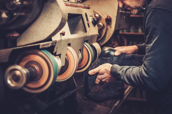 Shoemaker provádí boty — Stock fotografie