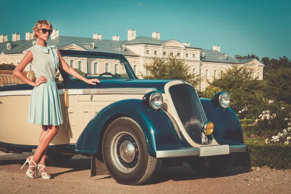 Dame in de buurt van klassieke cabriolet — Stockfoto