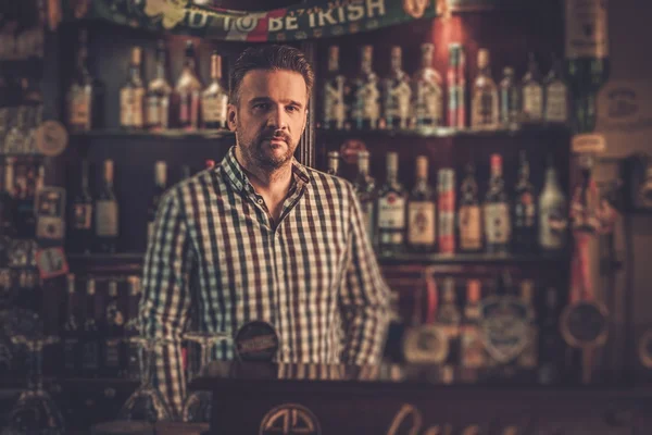 Schöner Barkeeper, der an der Bar steht — Stockfoto