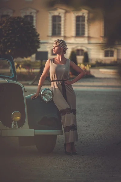 Lady nära classic convertible — Stockfoto