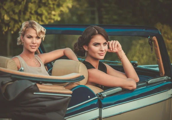 Dos elegantes damas en un clásico convertible — Foto de Stock