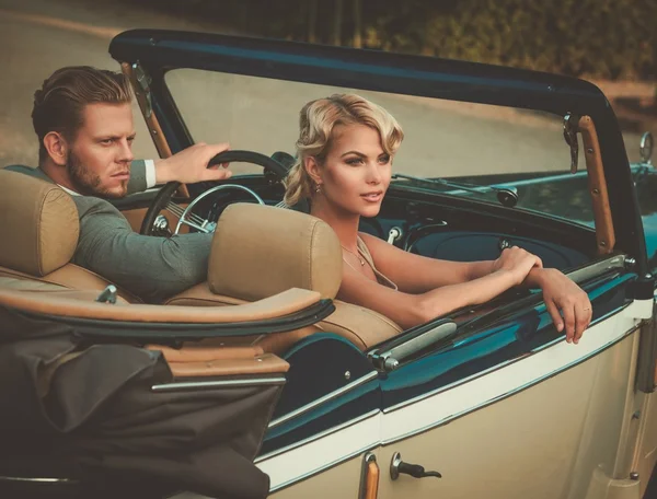 Paar im klassischen Cabrio — Stockfoto