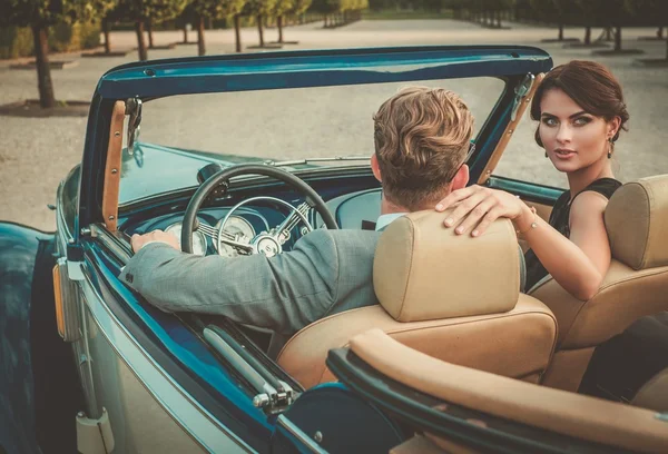 Casal em um clássico conversível — Fotografia de Stock