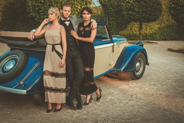 Wealthy friends near classic convertible — Stock Photo, Image