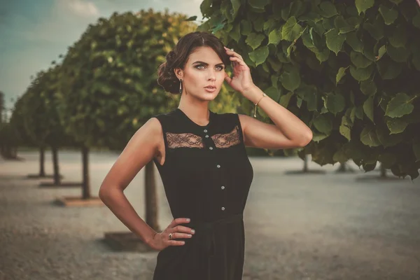 Lady in a beautiful alley — Stock Photo, Image