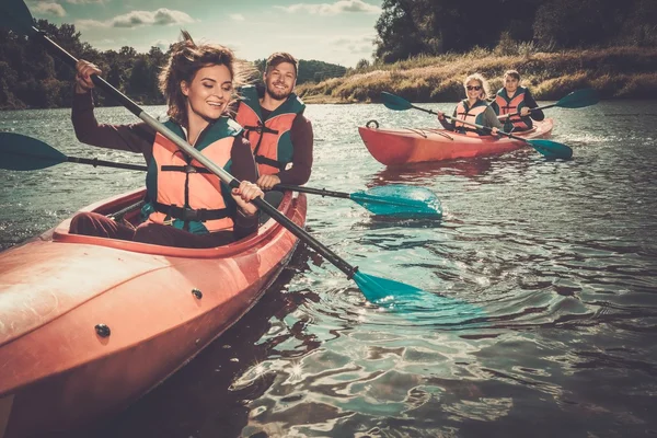 Amis s'amuser en kayak sur une plage . — Photo