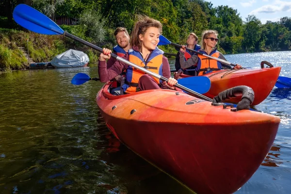 Amis s'amuser en kayak sur une plage . — Photo