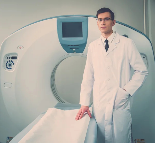 年轻的医生站在电脑断层扫描仪在一家医院附近 — 图库照片