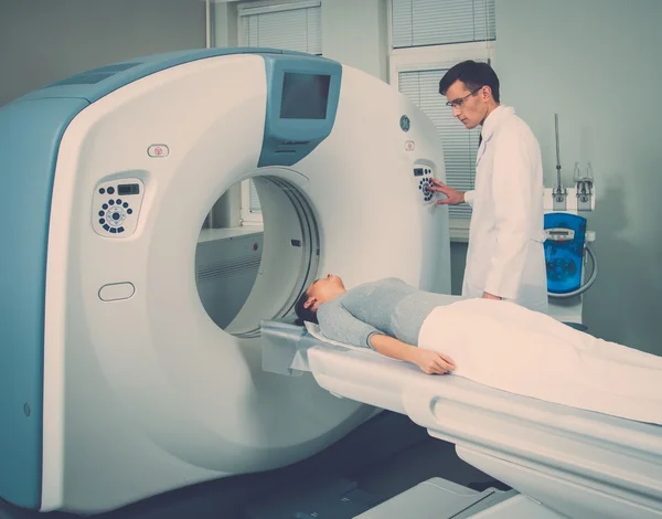 Jeune femme visitant laboratoire de tomodensitométrie — Photo