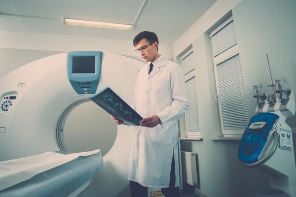Médico olhando para os resultados da tomografia computadorizada — Fotografia de Stock