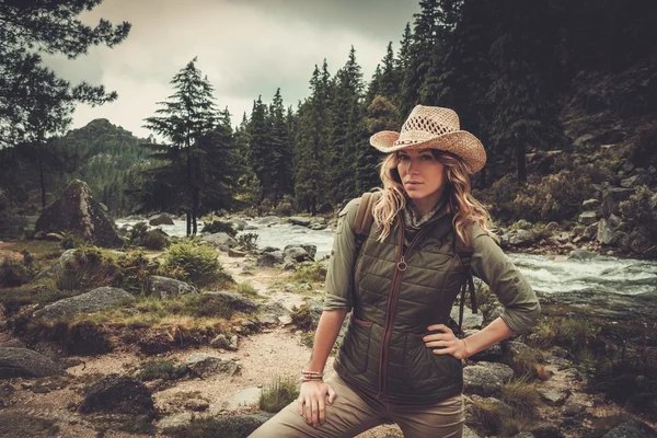 Rivière de montagne sauvage qui coule à travers la forêt . — Photo