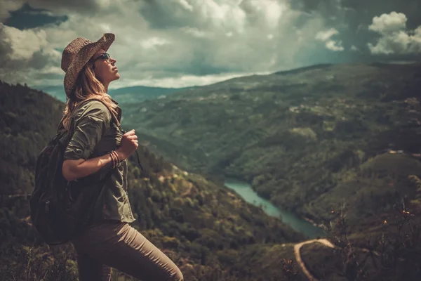 Mujer excursionista con mochila —  Fotos de Stock