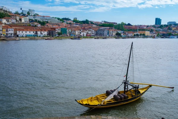 Los icónicos barcos Rabelo, transporte tradicional de vino de Oporto — Foto de Stock