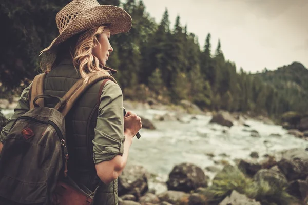 Escursionista donna godendo paesaggi — Foto Stock